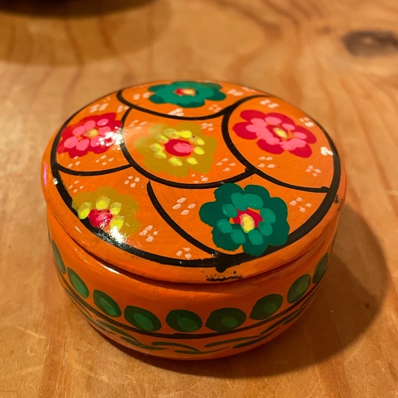 Small hand painted ceramic box - Picture 1 of 3